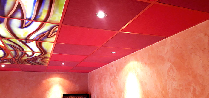 plafond rénové avec dalles faux plafond grenat